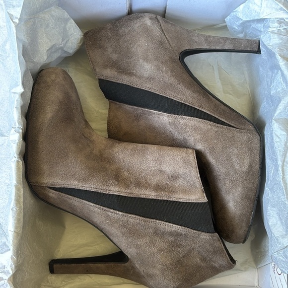 Brand New Jessica Simpson Genuine Suede Gray & Black Slip On Heeled Booties Boot - Picture 14 of 15